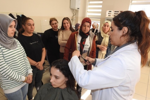 Genç kızlar kuaförlük kursu ile meslek sahibi oluyor