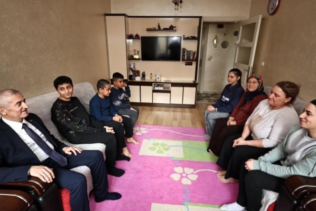 Tahmazoğlu'ndan çat kapı ziyaret