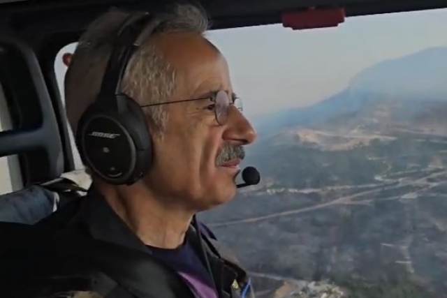 Bakan Uraloğlu, helikopterle yangın bölgesini havadan inceledi