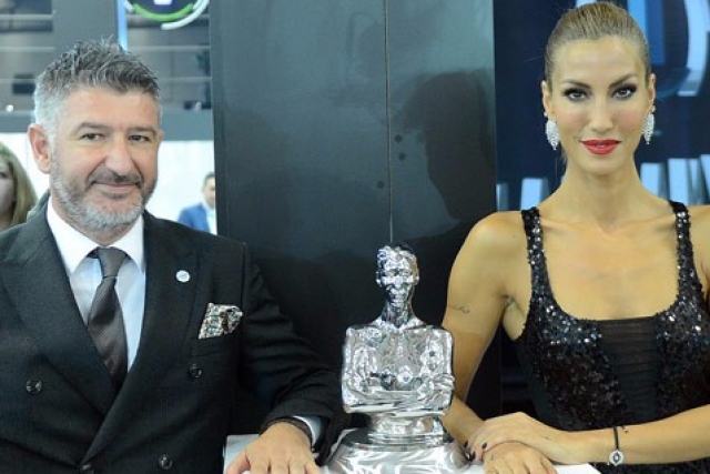 Podyumda 2 Çağla Şikel yürüdü