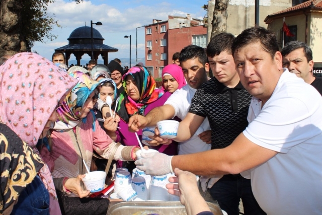 Emirsultan’da halka aşure dağıtıldı