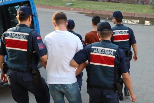 Çeşitli suçlardan aranan 3 şahsı jandarma yakaladı
