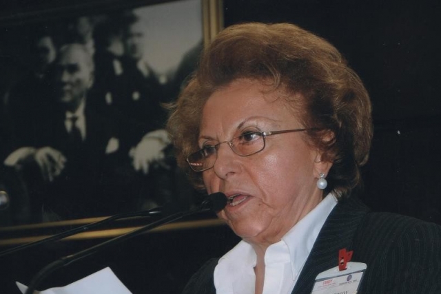 Ömrünü eğitim ve kadınlara adamış Cumhuriyet Çınarı Nüket Ersoy vefat etti