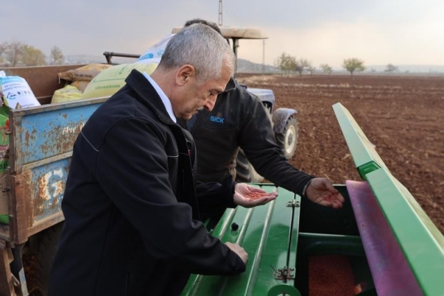 Tahmazoğlu dağıttığı tohumları çiftçilerle ekti