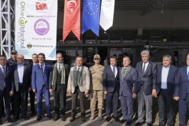 ZEYTİN FESTİVALİ AÇILIŞI ÖNCESİ PROTOKOL, KARABACAK ZEYTİNYAĞI’NDA SEMBOLİK SIKIM GERÇEKLEŞTİRDİ