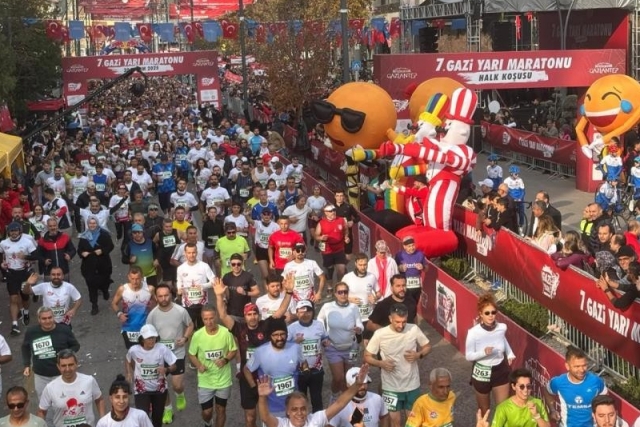 Gaziantep'te 7. Gazi Yarı Maratonu bin 498 sporcunun katılımıyla başladı