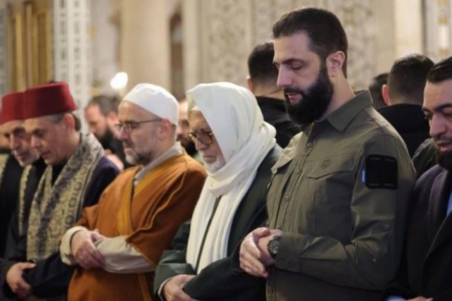 Eş-Şara’dan Devrim Yıl Dönümünde Askeri Üniformalı Namaz