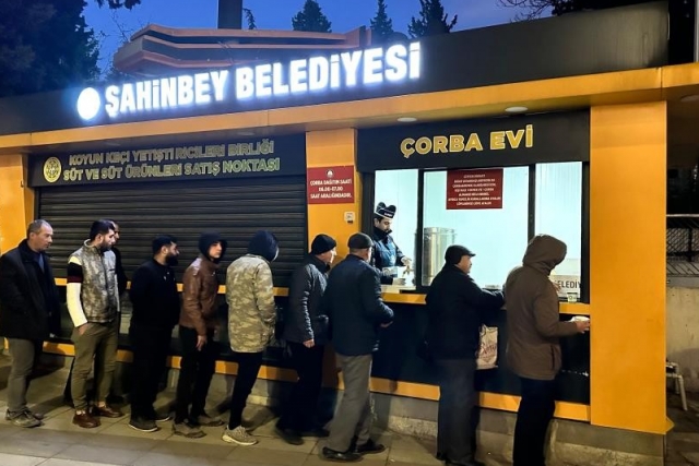 Şahinbey Belediyesi’nden vatandaşın içini ısıtan ikram