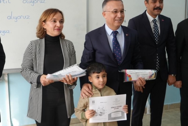 Gaziantep'te 690 bin öğrenci karne heyecanı yaşadı