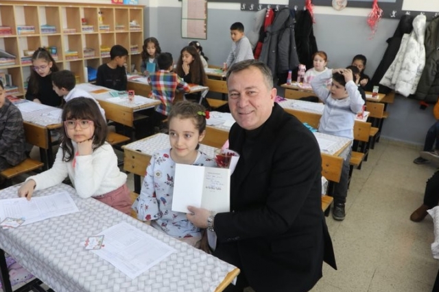 Başkan Doğan, öğrencilerin karne heyecanına ortak oldu