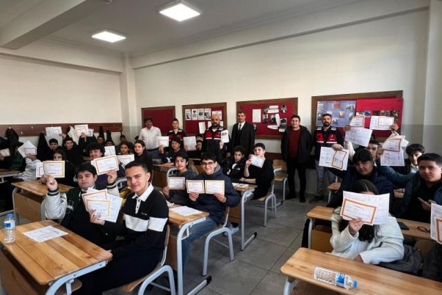 Jandarmadan öğrencilere sosyal medya güvenlik eğitimi