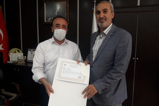 Tahmazoğlu Camii İmam Hatibi Mehmet Koca'ya başarı belgesi