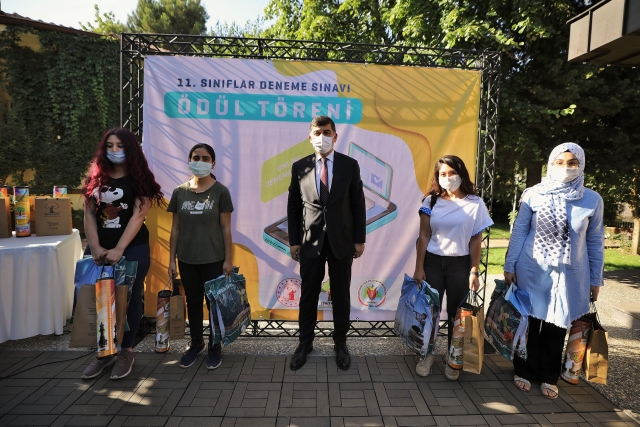 Şehitkamil’den öğrencilere yks kitap seti desteği