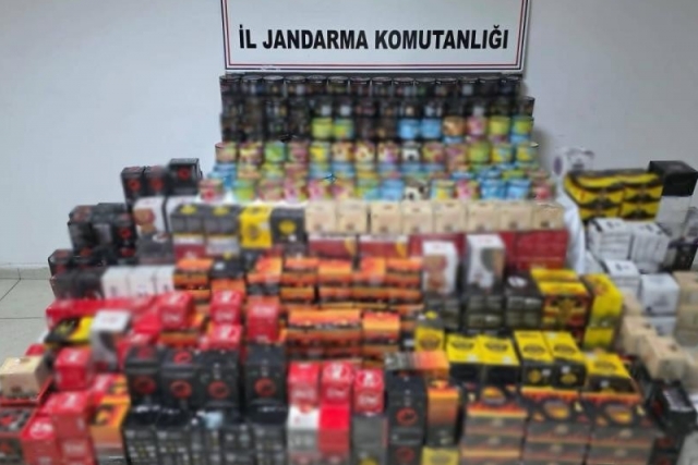 Gaziantep'te 1,5 milyon TL değerinde kaçak nargile tütünü ve kömürü ele geçirildi