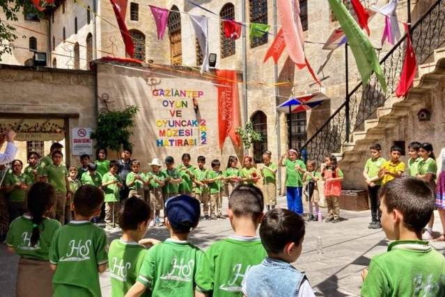 GAZİANTEP BÜYÜKŞEHİR’DEN 23 NİSAN’DA ÖĞRETMEN VE ÖĞRENCİLERE ANLAMLI JEST!