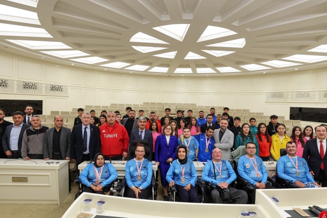 BAŞKAN ŞAHİN, BAŞARILI SPORCULARLA BİR ARAYA GELDİ