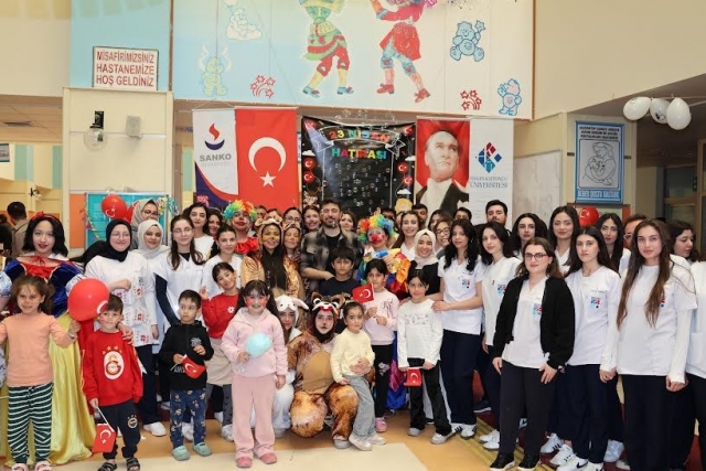 Hasan Kalyoncu Üniversitesi Hemşirelik Bölümü Öğrencilerinden Çocuklara Bayram Hediyesi