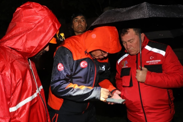 Selde mahsur kalan vatandaşlar ekiplerin müdahalesiyle kurtarıldı