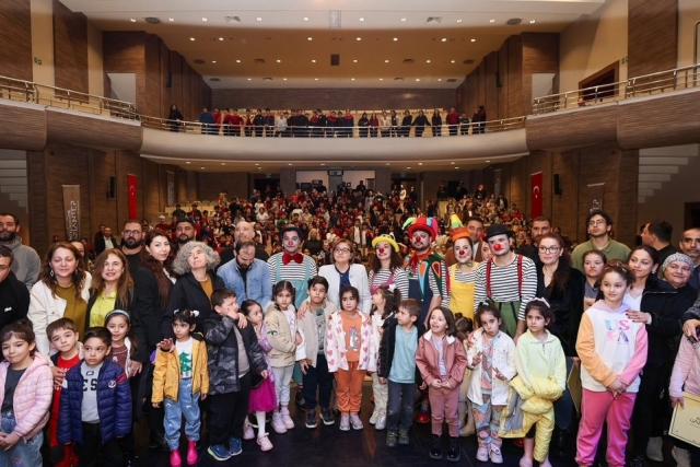 BÜYÜKŞEHİR, “BENİM GÜZEL PAPUÇLARIM” ADLI OYUNUN PRÖMİYERİNİ GERÇEKLEŞTİRDİ