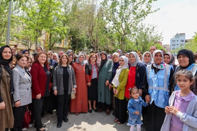 BAŞKAN FATMA ŞAHİN, 25 ARALIK MAHALLESİ SAKİNLERİYLE BAYRAMLAŞTI