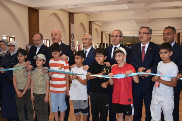 FİLİSTİNLİ ÖĞRENCİLERİN RESİMLERİ, "MİLLET CAMİİNDE" SERGİLENİYOR