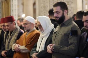 Eş-Şara’dan Devrim Yıl Dönümünde Askeri Üniformalı Namaz