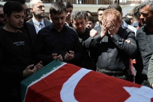 Saldırıda öğrencilere siper oldu! 3 kurşun hayattan kopardı