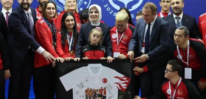 Bakan Göktaş engelli sporcularla bir araya geldi