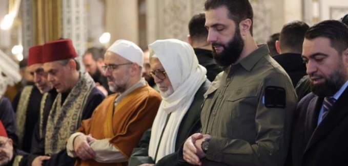 Eş-Şara’dan Devrim Yıl Dönümünde Askeri Üniformalı Namaz