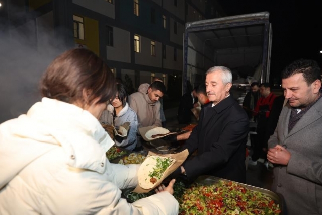 Tahmazoğlu öğrencilerle sahurda buluştu
