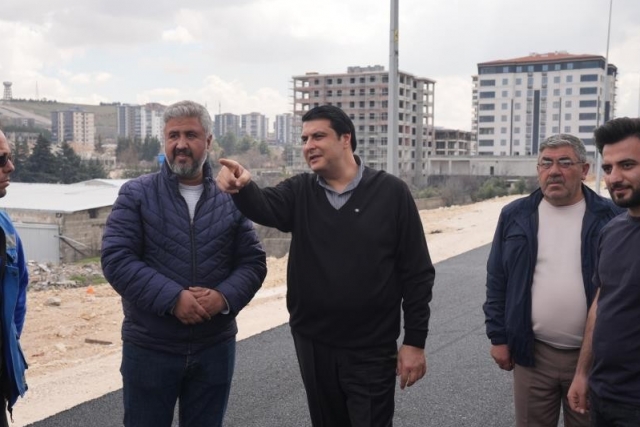 Yılmaz, asfalt çalışmalarını yerinde inceledi