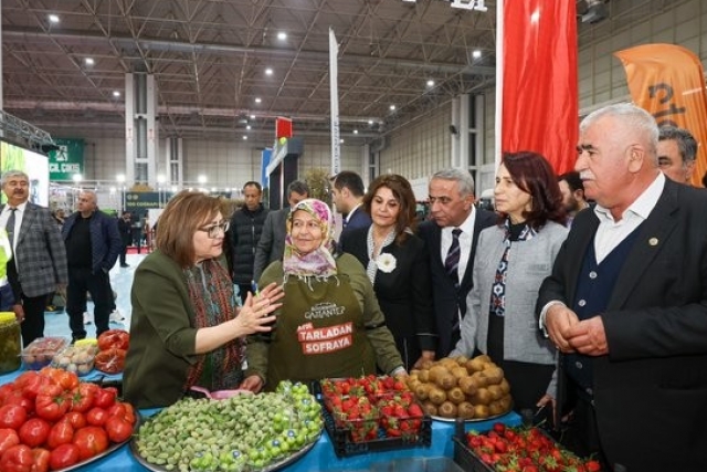BAŞKAN ŞAHİN STANTLARI ZİYARET ETTİ