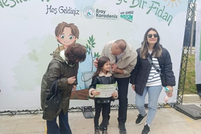 Gaziosmanpaşa'da çocuklar fidanları toprakla buluşturdu