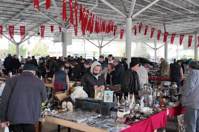 GEÇMİŞİN İZLERİ ŞEHİTKAMİL’DE CANLANDI  ANTİKA PAZARI YOĞUN İLGİ GÖRDÜ