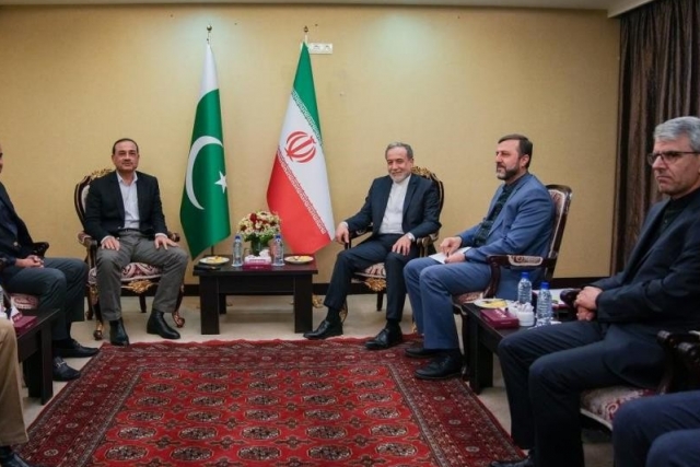 Pakistan Genelkurmay Başkanı Munir, İran Dışişleri Bakanı Arakçi ile görüştü