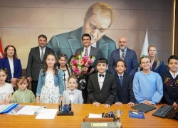 BAŞKAN YILMAZ KOLTUĞUNU KILINÇ’A BIRAKTI  ŞEHİTKAMİL’DE SÖZ ÇOCUKLARIN