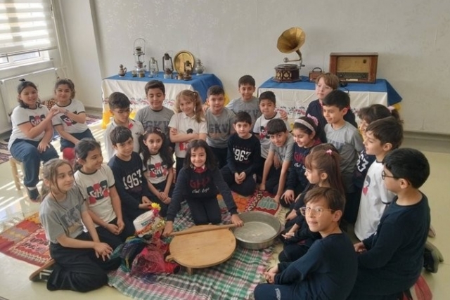GKV’li Öğrencilerden Zamanda Yolculuk Sergisi