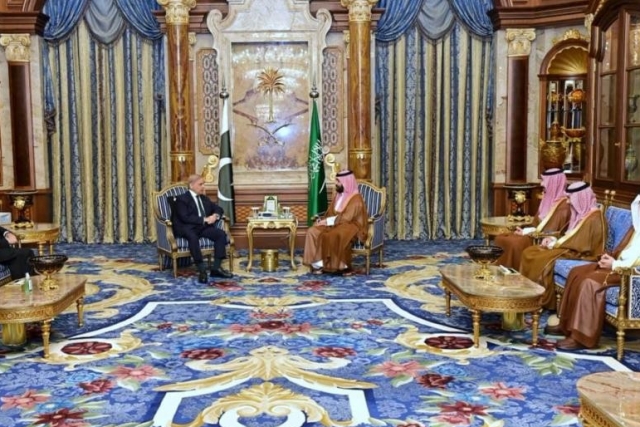 Pakistan Başbakanı Şerif, Suudi Arabistan Veliaht Prensi Selman ile görüştü