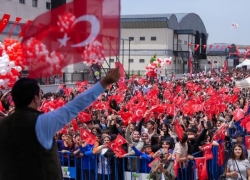 ŞEHİTKAMİL’DE 15 BİN KİŞİLİK DEV KONSER 19 MAYIS COŞKUSUNA REKOR KATILIM