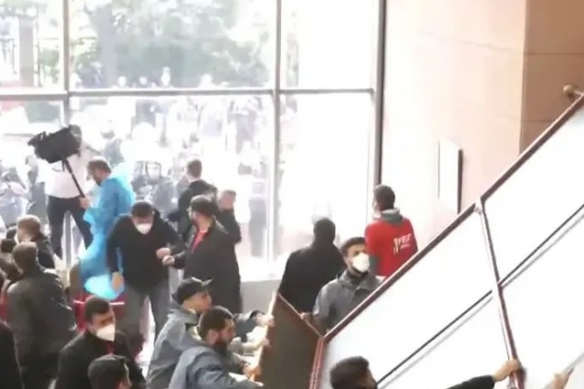 CHP Genel Merkezi'nde tansiyon yükseldi! Polis kapıyı kırıp bahçeye girdi CHP Genel Merkezi'nde tansiyon yükseldi! Polis kapıyı kırıp bahçeye girdi