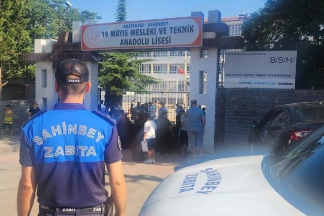 Şahinbey zabıta ekipleri LGS'de öğrencilerin yanında oldu
