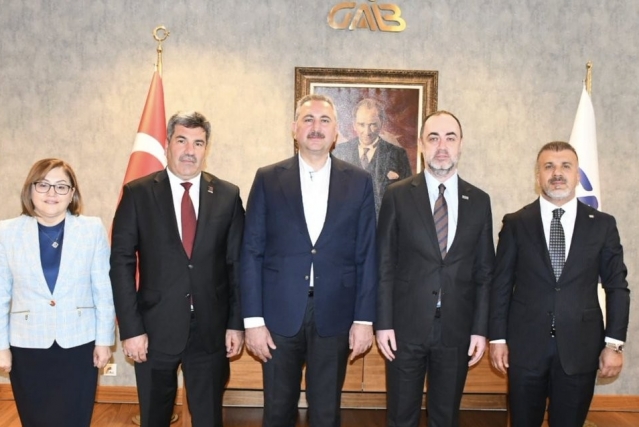 Gül: İhracatçılarımız kalkınmanın lokomotifidir