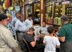 BAŞKAN YILMAZ TARİHİ ELMACI PAZARI’NDA ESNAFLA BULUŞTU