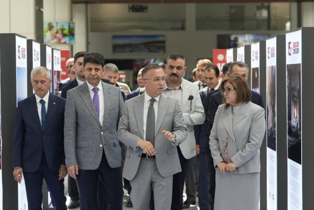 "Hafıza ve Hatıra 15 Temmuz Resim Sergisi" Gaziantep Havalimanı'nda Vatandaşlarla Buluşuyor