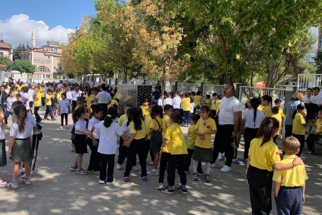 Şanlıurfa Sallandı, Gaziantep'te Öğrenciler Bahçeye İndirildi