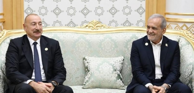 Azerbaycan Cumhurbaşkanı Aliyev, İran Cumhurbaşkanı Pezeşkiyan’la bir araya geldi