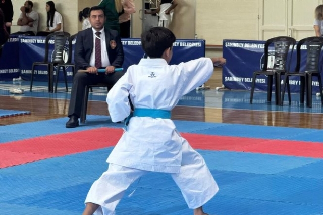 Şahinbey'de 600 karateci madalya için tatamiye çıktı Şahinbey'de 600 karateci madalya için tatamiye çıktı