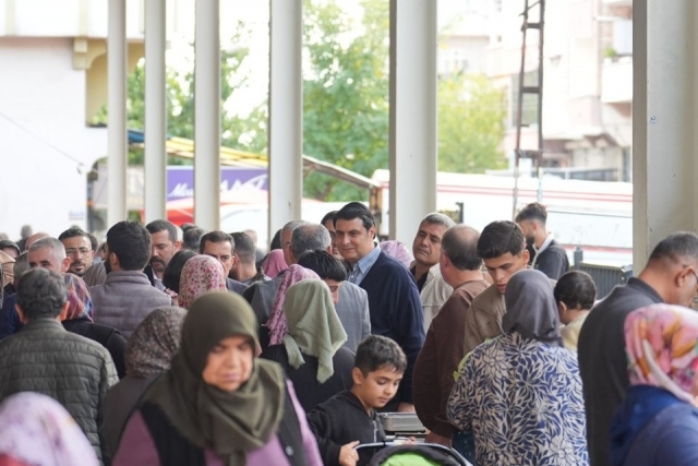 Başkan Yılmaz’dan mahalle ziyareti: pazarda fiyatlar düştü!